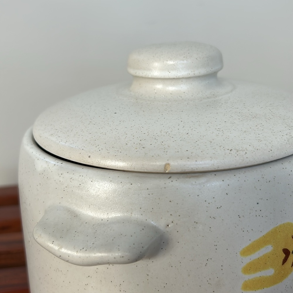 Vintage 1960’s West Bend “ Bean Pot “. Great condition. Tiny mark , chip on lid. - Picture 7 of 7